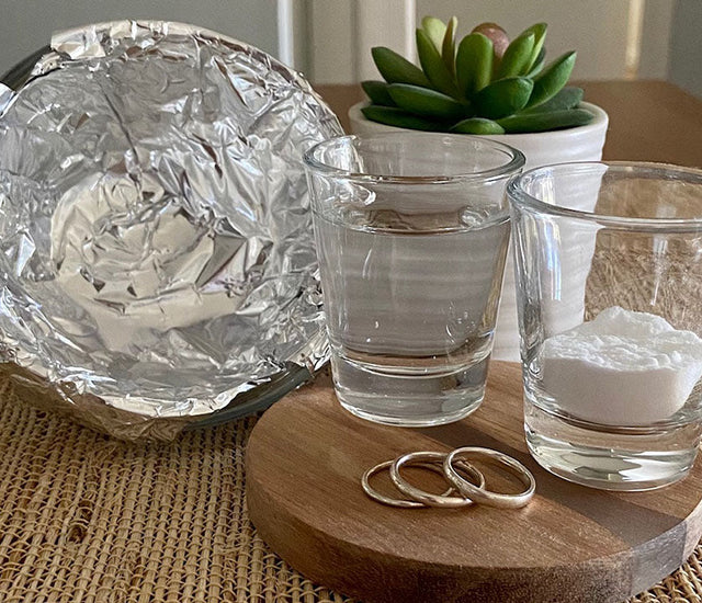 How to remove tarnish from your jewelry with baking soda, boiling wate